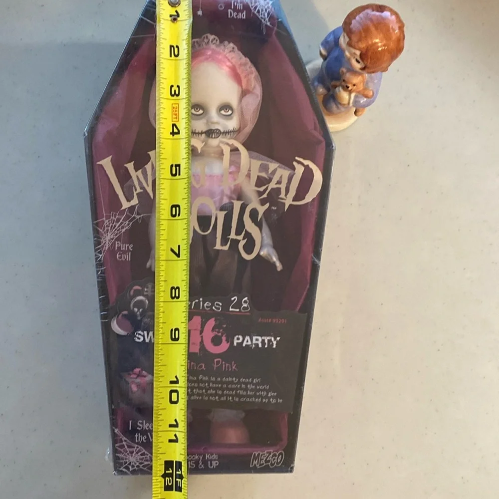 Living Dead Dolls Series 28 Sweet 16 Party Tina Pink RARE